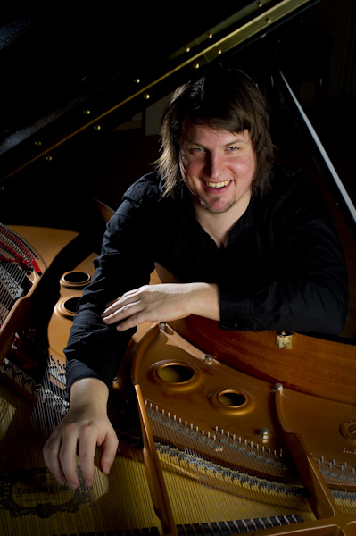 Portrait of pianist Pieter Smout.